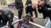 Demonstranti su se povezali lancima i cevima kako bi blokirali put koji vodi do kancelarije izraelskog premijera Benjamina Netanjahua dok njegova nacionalistička koaliciona vlada nastavlja sa spornom revizijom sudstva, Jerusalim, 14. mart 2023.