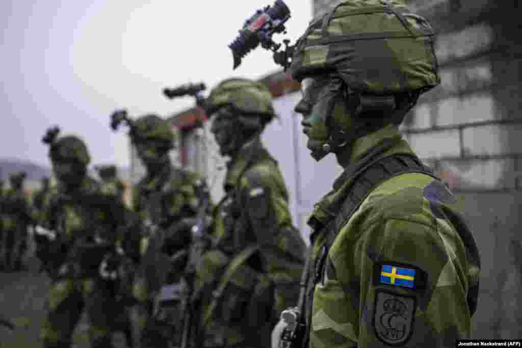Soldați suedezi în timpul unui exercițiu militar în apropiere de Stockholm, pe 27 februarie. Armata Suediei are aproximativ 24.000 de membri activi și aproximativ 33.000 de rezerviști. 