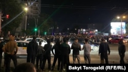 18-майга караган түнү Бишкекте чогулган адамдар. Бишкек, Кыргызстан.