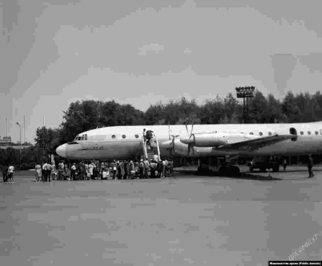 Ил-18 учагына отуруп жаткан жүргүнчүлөр. 1982-жыл. 1974-жылы "Манас" аэропорту курулуп, 80-жылдардын башында жабылган. 