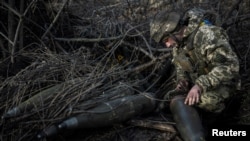Співрозмовник Bloomberg розповів, що в останні місяці Київ створив запаси ключових боєприпасів союзників, однак цього недостатньо, щоб компенсувати нестачу артснарядів