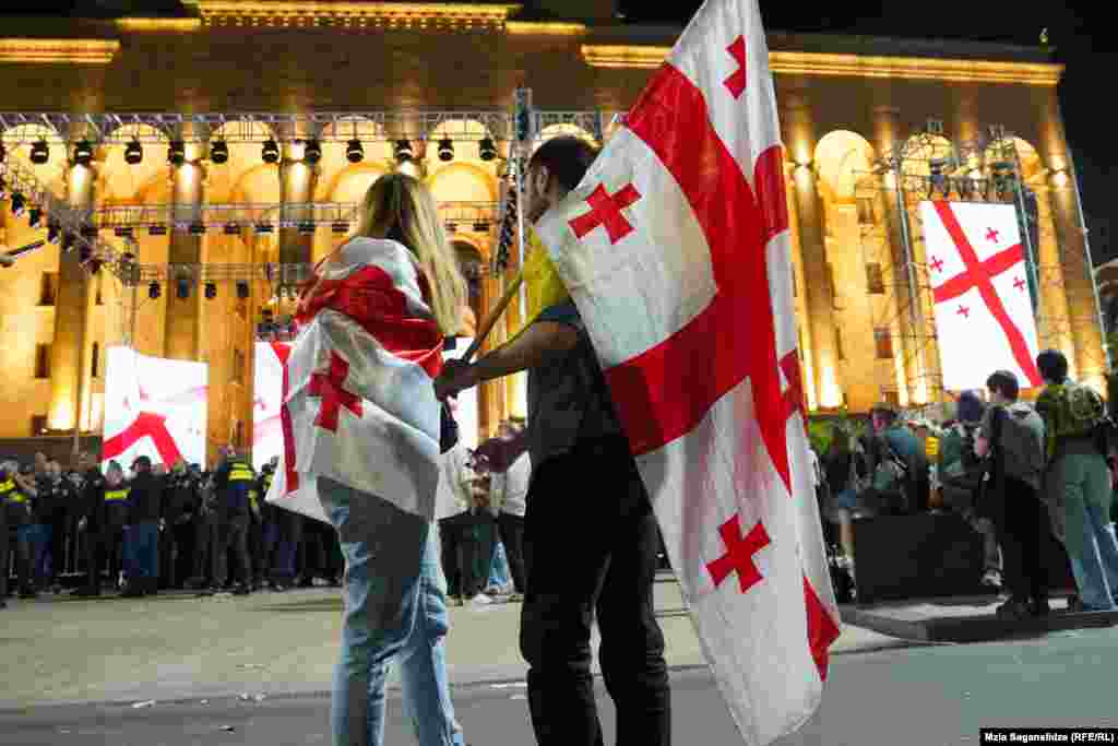 Protestele au fost o continuare a mai multor săptămâni de mitinguri conduse de partide de opoziție și grupuri de activiști împotriva avansării de către parlament a controversatului proiect de lege, care a fost adoptat în primă lectură pe 17 aprilie. 
