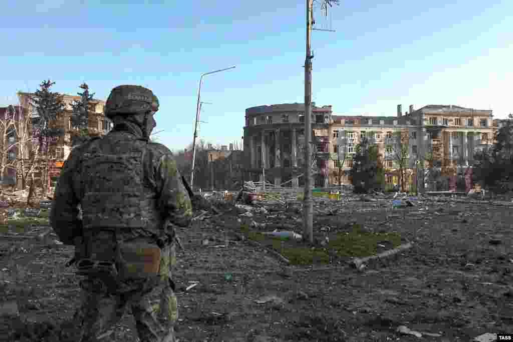 Un soldat pro-rus în piața centrală din Bahmut. Fotografia a fost făcută în fața clădirii administrative a orașului (în afara cadrului, în stânga) în timpul unei vizite din 10 aprilie a lui Denis Pușilin, liderul instalat de Rusia în regiunea ucraineană Donețk. Evgheni Prigojin, șeful grupului de mercenari ruși Wagner, susținea pe 11 aprilie că forțele sale controlează peste 80% din oraș. Oficialii ucraineni au negat această afirmație.
