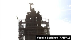 Привърженик на проруската партия "Възраждане" успя да пробие полицейския кордон и да се качи на скелето на Паметника на Съветската армия, София, 21 септември 2023 г.