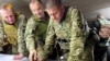 Головнокомандувач ЗСУ Валерій Залужний із патч-наліпкою «Бейбі Йода» (Ґроґу) на бронежилеті. Скріншот з відео, яке було оприлюднене 19 червня 2023 року