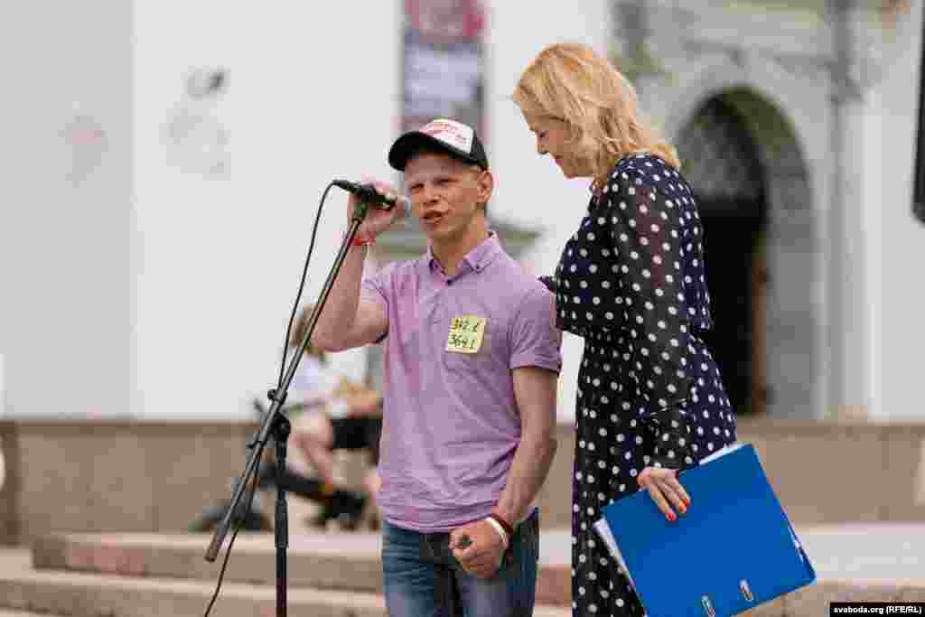 Былы палітвязень зь мэнтальнымі асаблівасьцямі Зьміцер Гопта выступае на акцыі. 