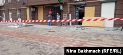 Люди ремонтують пошкоджені приміщення