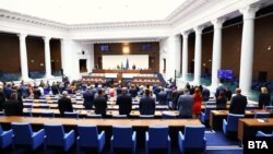 Депутатите почетоха с минута мълчание паметта на жертвите на масовото изтребление на арменци в началото на 20 век.