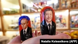 Ruske lutke babuške sa likovima predsednika Rusije Vladimira Putina (levo) i Si Đinpinga (desno)
