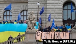 Україні вийшли на демонстрацію, у той час як навпроти відбуваються протести чехів проти бідності, а деякі виступають проти наданя Україні зброї