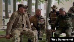 Евгений Пригожин (в средата), малко след като бойците му от "Вагнер" са превзели без съпротива южния руски град Ростов на Дон в събота.