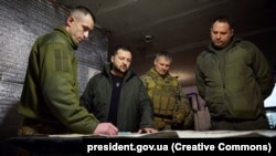 Президент України Володимир Зеленський під час відвідин міста Авдіївки, яка розташована неподалік від окупованого Донецька, 29 грудня 2023 року
