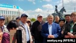 Активисты в Алматы вышли к площади Республики в поддержку нефтяников из Жанаозена. 12 апреля 2023 года