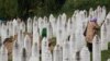 O femeie musulmană își plânge rudele pierdute în masacrul de la Srebrenica, 11 iulie 2024.