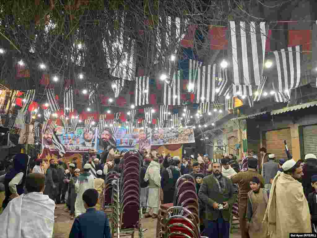 په پېښور ښار کې د بېلابېلو نوماندانو انتخاباتي اشتهارونه لګېدلي دي. 