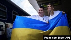 Українські співачки Jerry Heil (ліворуч) і alyona alyona перед від’їздом на «Євробачення-2024». Головний залізничний вокзал у Києві, 25 квітня 2024 року (фото ілюстративне)