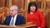Премиерът Гълъб Донев и министърката на финансите Росица Велкова. Двамата опровергаха информациите за предстоящ фалит на държавата и потенциални проблеми с валутния борд и курса на лева към еврото. 