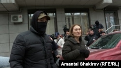 24.kg маалымат агенттигинин жетекчиси Асел Оторбаеваны суракка алып кетип жаткан учур. 15-январь, 2024-жыл