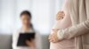Priprema za porod, decembar 2023. Krupni plan žene koja čeka bebu na pregledu kod doktora u prenatalnom zdravstvenom centru prenatalne klinike.
