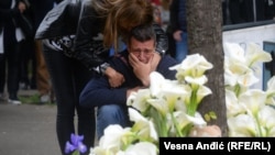Belgrad, 4 mai: Antrenorul de volei Dragan Kobiljski își plânge fiica ucisă de colegul său de 13 ani la școala Vladislav Ribnikar din Belgrad.