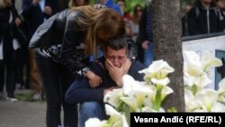 Odbojkaški trener Dragan Kobiljski ispred škole "Vladislav Ribnikar" koju je pohađala njegova ćerka