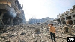 Un bărbat privește la ruinele unor clădiri bombardate în tabăra de refugiați de lângă Jabalia, la câțiva kilometri mai la sud de Beit Lahia, unde locuiește Bashir, medicul româno-palestinian cu care a discutat Europa Liberă.