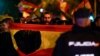 Демонстрант държи испанско знаме с изрязан герб по време на протест близо до централата на социалистическата партия в Мадрид, Испания, 8 ноември 2023 г.