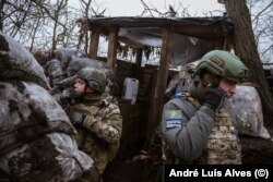 Maksim (desno) se dobrovoljno javio da se bori u jedinici Ajdar bataljon i stekao je prvo borbeno iskustvo u Avdijivki još 2014.