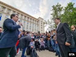 Асен Василев и Кирил Петков говориха заедно с други депутати от ПП-ДБ пред протестиращите.