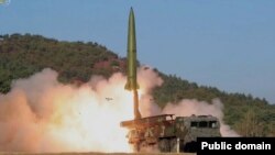 Тактическа балистична ракета с твърдо гориво KN-23, изстреляна по време на учение в Северна Корея