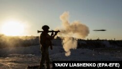 Ukrajinski vojnik na obuci blizu linije fronta u Donbasu, 15. oktobar 2023.