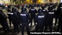 Хиляди протестираха срещу ръководството на Българския футболен съюз на 16 ноември. Тогава имаше сблъсъци между демонстранти и полицаи
