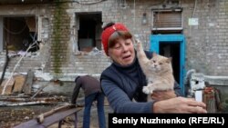 Localnică din Avdiivka. În orășelul devastat au rămas în special bătrânii și bolnavii care stau cea mai mare parte a timpului în subsoluri și care supraviețuiesc cu ajutorul convoaielor speciale de provizii. 