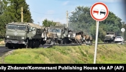 Un convoi de vehicule ale armatei ruse distrus de armata ucraineană în districtul Sudja din regiunea Kursk din vestul Rusiei, în august.