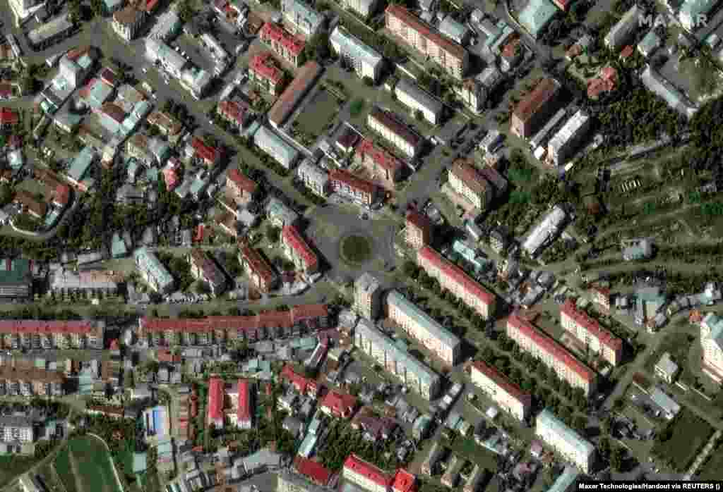 Опустевшие улицы Степанакерта, фото со спутника. 29 сентября 2023 года. Правительство Армении заявило 2 октября, что из региона с численностью населения около 120 тысяч человек выехало более 100 тысяч.