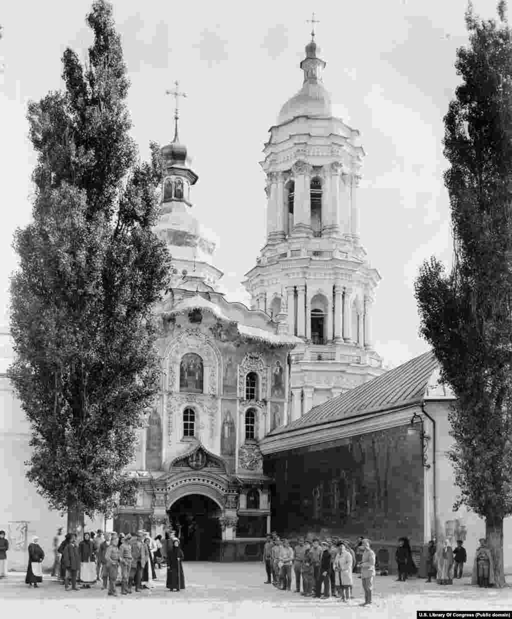 Glavni ulaz u kompleks lavre, 1918. Prema pravoslavnom kršćanskom predanju, ubrzo nakon Isusove smrti, putujući apostol Andrija ukazao se na uzvišenoj zapadnoj obali današnje rijeke Dnjepar na kojoj se nalazi lavra te se zavjetovao da će &quot;Božja milost zasjati na ovim brdima&quot;. &quot;Ovdje će biti veliki grad i Bog će sagraditi mnoge crkve&quot;, rekao je.