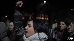 Жени протестират в Прищина, Косово, заради убийството на 30-годишната Лиридона Адемай, майка на две деца. Първоначално случаят беше представен като грабеж, завършил с убийство, но разследването по-късно разкри, че съпругът ѝ е наел убиец, за да ликвидира жена му.