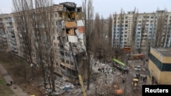 Наслідки влучання російського дрона в багатоповерхівку в Одесі 2 березня, в результаті загинули 12 людей, зокрема п’ять дітей