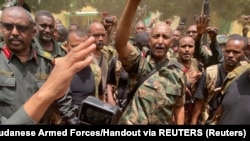 Sudanski general Abdel Fattah al-Burhan stoji među trupama, na nepoznatoj lokaciji, na ovoj slici objavljenoj 30. maja 2023. 