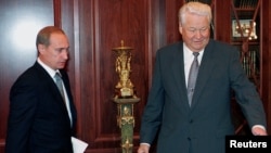 Russian President Boris Yeltsin (right) and Prime Minister Vladimir Putin at the Kremlin in September 1999.