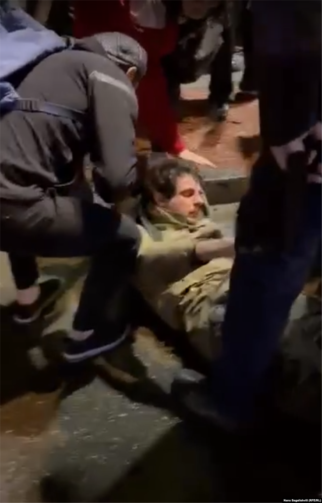 Ранен мъж получава помощ от протестиращите на "Площада на героите" в началото на 3 май. Очевидци, сред които и двама ранени мъже, разказват пред RFE/RL, че около 1 ч. през нощта с кола са пристигнали т.нар. „провокатори“, които са нападнали физически някои от протестиращите.