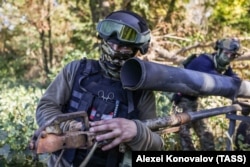 На фото російського держагентства військовослужбовці Дніпровського угруповання військ ЗС РФ під час бою із застосуванням модифікованої системи залпового вогню «Град» на лівому березі Дніпра. 11 жовтня 2023 року року.