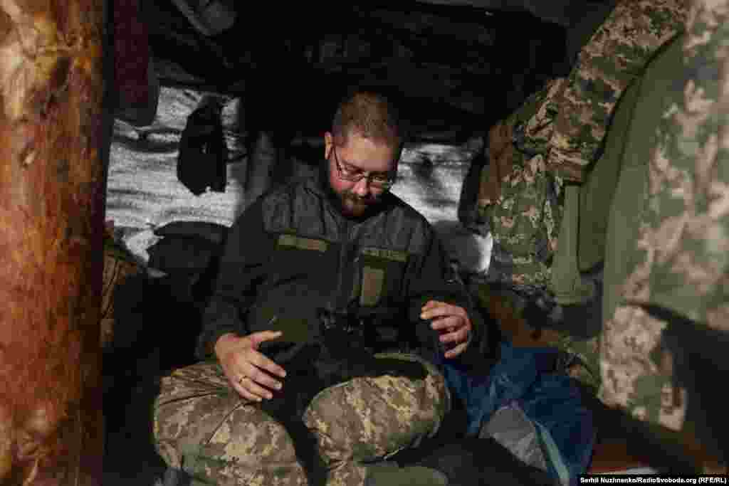 За секунду потому кошеня стрибає до землі і починає гризти зарядний шнур від рації. «Ей, в радисти тебе не переведуть», – говорить військовий, відганяючи кошеня. Ще за мить кіт бачить якийсь рух під столом, стрімголов кидається на тінь, чутно мишачий писк. Кіт під аплодисменти військових виходить зі здобиччю
