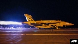 Polijetanje aviona sa nosača USS Dwight D Eisenhower, 12. januara 2024.