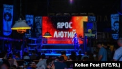 Името на Ярош Люти се появява на екрана по време на кеч събитие в Киев.