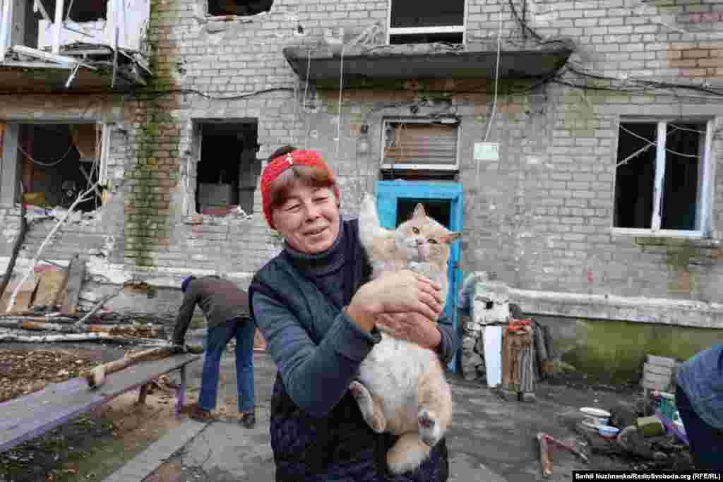 &laquo;Де ви переховуєтеся, коли йде обстріл?&raquo;,&nbsp;&ndash; запитую у пані Рити.&nbsp; &laquo;Ніде, ми молимось&raquo;,&nbsp;&ndash; відповідає вона