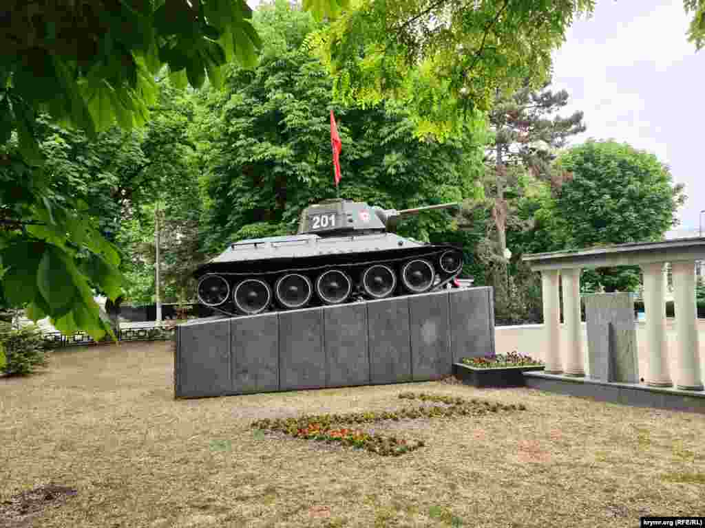 Символ российской военной агрессии «Z» из цветов у танка-памятника