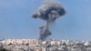 Fotografija snimljena iz izraelskog grada Sderota na jugu prikazuje oblak dima koji izbija tokom izraelskog bombardovanja u sjevernom pojasu Gaze 19. oktobra 2023. godine.