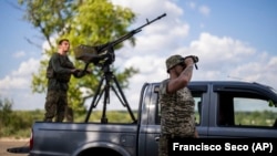 Украински военнослужещи от антидроновия отряд търсят руски дронове в посока Авдийвка, Украйна, понеделник, 6 май 2024 г.