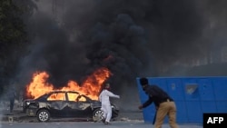 د مې پر نهمه پارېدلو کسانو د کراچۍ په ګډون د پاکستان یوشمېر ښارونو کې مظاهرې وکړې او ملکي او شخصي ودانیو او شتمنیو ته یې زیان واړاوه.